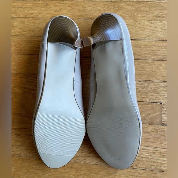 Alfred Sung Beige Patent Pumps. Size 9. Like New Condition. - Picture 6 of 7